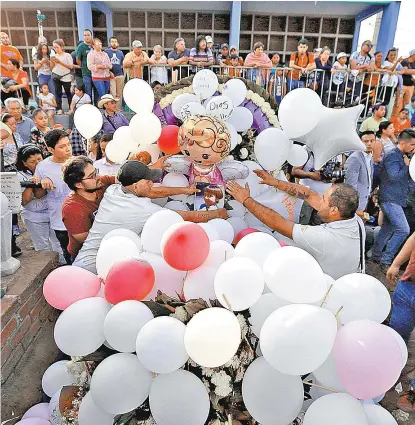  ?? NELLY SALAS ?? El féretro fue llevado a la escuela, donde hicieron un pase de lista.