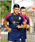  ??  ?? Alan Pulido y Alejandro Mayorga, durante la práctica de ayer.