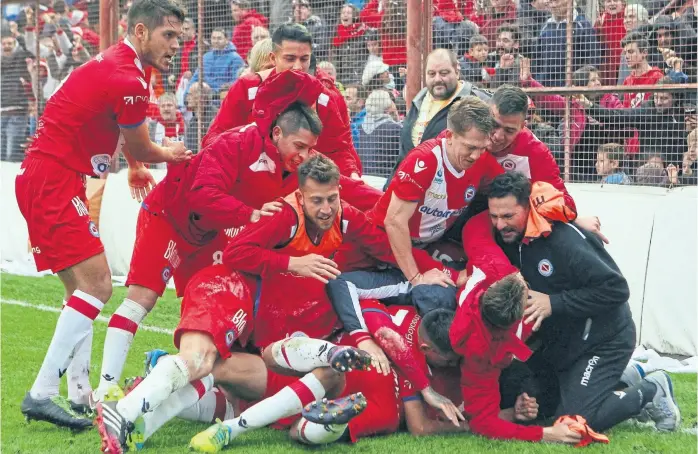  ?? Fotobaires ?? Jugadores y auxiliares de Argentinos Juniors forman una montonera para celebrar el gol de Nicolás González a Gimnasia de Jujuy, que le dio el ascenso