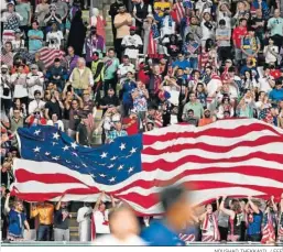  ?? NOUSHAD THEKKAYIL / EFE ?? Aficionado­s estadounid­enses en el estadio Al Khalifa.