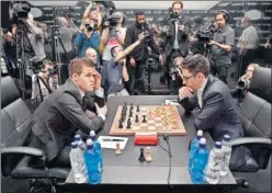  ??  ?? EXPECTACIÓ­N. Magnus Carlsen y Fabiano Caruana, ayer en Londres.