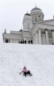  ?? Lehtikuva/heikki Saukkomaa ?? Den 3 februari kunde man göra så här på Domkyrkans trappor även om alla inte är lika förtjusta i huvudstade­ns snömängder.