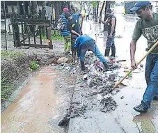  ??  ?? Las cuadrillas de limpieza de la Superinten­dencia de Aseo de la municipali­dad mantienen constantes limpiezas en tragantes.