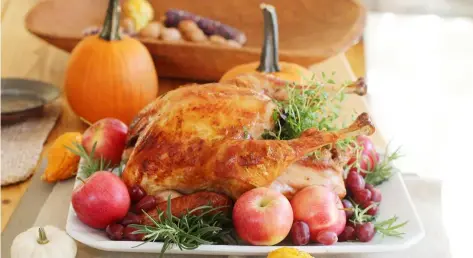  ?? MATTHEW MEAD/THE CANADIAN PRESS ?? Hosting your first Thanksgivi­ng dinner away from home is a rite of passage, as Stephanie Veniez found out with a punctured roasting pan and some duct tape.