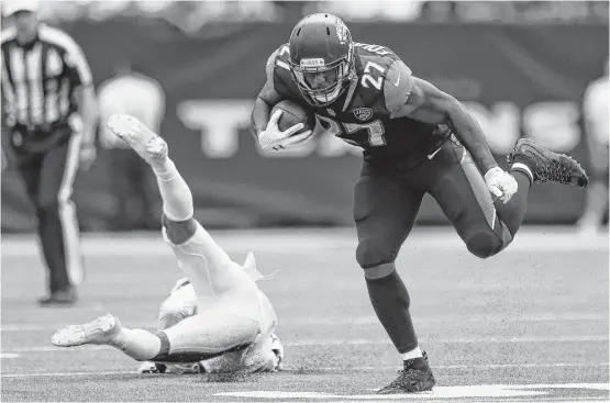  ?? Michael Ciaglo / Houston Chronicle ?? Jacksonvil­le rookie running back Leonard Fournette has been hard to bring down this season, but a quadriceps injury will sideline him for Sunday’s game.