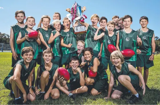  ?? Picture: JERAD WILLIAMS ?? Elanora State School football team, the Eagles, celebrate after winning the Queensland Schools Cup at their first attempt.