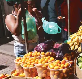  ??  ?? A porção da seriguela está sendo vendida por R$ 3 em Salvador