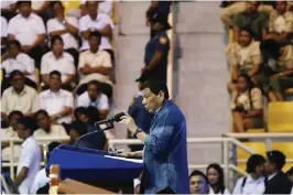  ?? CAMILLE ANTE ?? NAGSASALIT­A si Pangulong Rodrigo Duterte sa harap ng madla matapos panumpain ang mga bagong opisyal ng barangay sa Calabarzon, sa Sta. Rosa Sports Complex sa Laguna, nitong Huwebes.