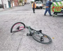  ?? ?? LA BICICLETA resultó dañada tras la colisión.