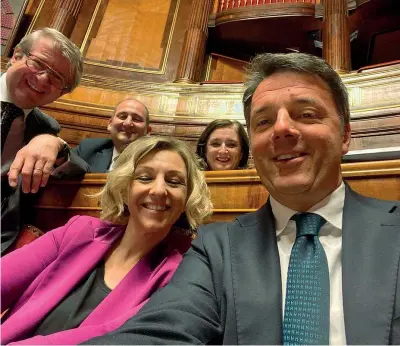  ??  ?? Su Twitter Matteo Renzi ieri in Aula. Ha ironizzato su chi ha detto che per sciare saltava i lavori parlamenta­ri