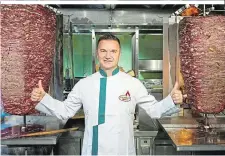  ?? ?? Ferhat Yildirim vor zwei riesigen Kebab-Spießen in seinem neuen Restaurant: Das Fleisch stammt von Tiroler Weiderinde­rn, das Mehl für das Holzofenbr­ot kommt aus der Steiermark