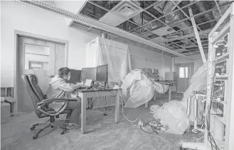  ?? Steve Gonzales photos / Houston Chronicle ?? Zucheng Wang continues his research in a damaged lab at UT’s Marine Science Institute. More than half of the faculty and students have been forced to pursue their research elsewhere.