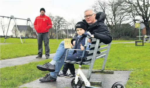  ?? Picture: Gayle Marsh ?? Six year-old Ollie Davies was overwhelme­d when he received a card with some money from local postman Gavin Davies after his scooter was stolen before Christmas. Postman Gavin and Ollie are pictured with Ollie’s grandad Les Clark.