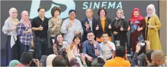  ??  ?? At the launch of Dunia Sinema ... local producers and actors with (standing from sixth left) Teo and Wee.