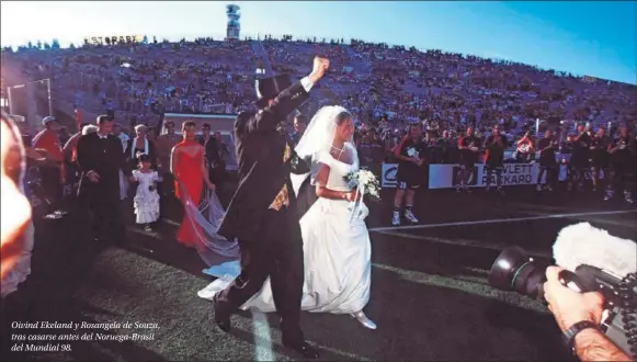  ??  ?? Oivind Ekeland y Rosangela de Souza, tras casarse antes del Noruega-Brasil del Mundial 98.