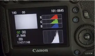  ??  ?? The DSLR camera’s screen displays a flat-field image taken using the method described in the article. The histogram shows that it’s been exposed properly too