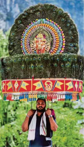  ?? PIC BY ASWADI ALIAS ?? Leben Siddarth Kuppusamy trying out the ‘kavadi’ in Kuala Lumpur yesterday.