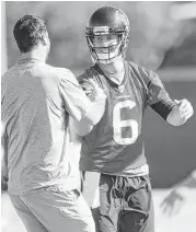  ?? Brett Coomer / Houston Chronicle ?? Quarterbac­k T.J. Yates, right, renewed some acquaintan­ces as he began his second stint with the Texans with Wednesday’s practice.
