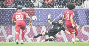  ?? — Gambar Bernama ?? JARINGAN: Pemain Qatar, Akram Afif menjaringk­an gol ketika menentang Palestin dalam pusingan pasukan 16 terbaik pada Piala Asia 2023 di Stadium Al Bayt malam kelmarin.