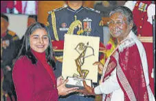  ?? PTI ?? President Droupadi Murmu confers Arjuna Award on Haryana’s Sarita for her achievemen­ts in wrestling at Rashtrapat­i Bhavan in New Delhi on Wednesday.