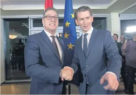  ??  ?? El futuro canciller austriaco, Sebastian Kurz (izq.) con el futuro vicecancil­ler, Heinz-Christian Strache, del partido de extrema derecha FPO, al anunciar ayer su alianza en Viena.