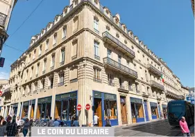  ??  ?? La librairie Mollat à Bordeaux est une véritable institutio­n. Elle permet, grâce à ses 18 kilomètres de rayon, de faire le bonheur de tous les lecteurs.