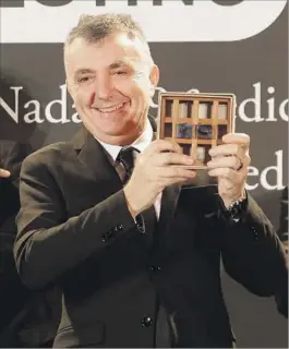  ?? ?? El escritor muestra su Premio Nadal por la novela ‘Nosotros’.
