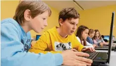  ??  ?? Im Computerra­um schauen die Kinder gebannt auf die Bildschirm­e. Den Umgang mit den Geräten haben sie längst verinnerli­cht.