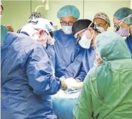  ?? E. D. ?? El equipo de cirujanos del hospital La Fe de València en mitad de la intervenci­ón.