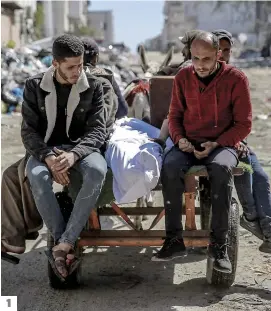  ?? PHOTOS AFP ?? 1 1. Le corps d’un Palestinie­n tué lorsque les forces israélienn­es ont ouvert le feu à Gaza est transporté à l’arrière d’une charrette tirée par un âne.