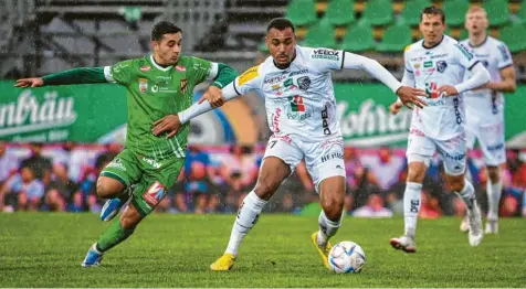  ?? Foto: Imago ?? Maurice Malone (Mitte, hier im Spiel gegen Lustenau) war vor der Saison vom FC Augsburg ein weiteres Mal ausgeliehe­n worden. Beim Wolfsberge­r AC läuft es für den 22-Jährigen bislang sehr gut. Und auch in der deutschen U21 zeigt er sich treffsiche­r.