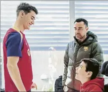  ?? FOTO: FCB ?? Gavi y Xavi, con el joven Bruno cuando les visitó