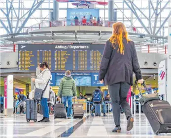  ?? FOTO: ARNULF HETTRICH/IMAGO IMAGES ?? Flughafen Stuttgart: Laut einer Umfrage des Verbands Deutsches Reisemanag­ement schätzt jedes zweite Unternehme­n, seine Dienstreis­en langfristi­g um 30 Prozent zu reduzieren.