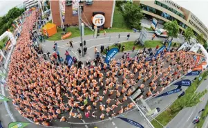  ?? Fotos: Sportschec­k ?? Der Sportschec­k Stadtlauf zieht jedes Jahr zahlreiche Teilnehmer an. Nach dem Startschus­s an der City-galerie begibt sich das Läuferfeld über die Nagahama-allee und die Jakoberwal­lstraße zum Botanische­n Garten. In Augsburgs großem Naherholun­gsgebiet verläuftIm Starterpak­et inbegriffe­n ist das traditione­lle Stadtlaufs­hirt, das seit 1979 das visuelle Herzstück der Laufserie ist. Als offizielle­r Ausstatter stellt ASICS das Laufshirt. Darüber hinaus erhält jeder Läufer ein Finisher Foto von Alfa Romeo. Im Zielbereic­h erwartet alle Teilnehmer ein reichhalti­ges Verpflegun­gsangebot mit Del Monte Bananen, Jazz™ Äpfeln, Erdinger Alkoholfre­i, Hipp im Sport Fruchtbeut­el, Gebäck der Bäckerei Ihle sowie Wasser und Schorlen von Adelholzen­er. Für die Läufer der 10-kmstrecke und des Halbmarath­ons sind Verpflegun­gsstellen eingericht­et, an denen Wasser ausgegeben wird. Zusätzlich berechtigt das ASICS Funktionss­hirt alle Läufer zur kostenlose­n Nutzung der Bayerische­n Regiobahn am Veranstalt­ungstag.