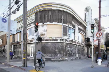  ?? Photos by Liz Hafalia / The Chronicle ?? A nonprofit has bought 2205 Mission St., a 1919 building with a succession of owners in recent years.