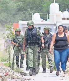  ??  ?? Las Fuerzas Armadas no deben cumplir las funciones en materia de seguridad pública, concordaro­n los partidos.