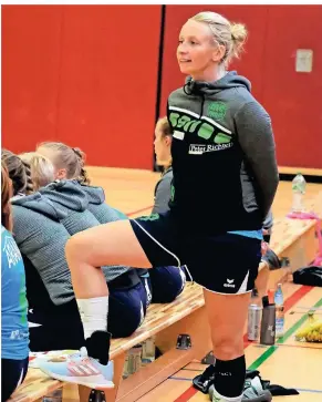  ?? FOTO: ACHIM BLAZY (ARCHIV) ?? Blick von außen: Kim Spiecker hat in ihrer Handballka­rriere viel gesehen, nun ist sie unter anderem als Spielertra­inerin bei Mettmann-Sport aktiv.