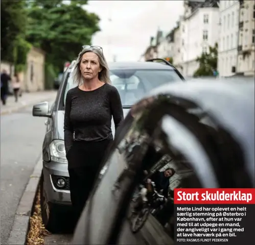  ?? FOTO: RASMUS FLINDT PEDERSEN ?? Stort skulderkla­p
Mette Lind har oplevet en helt særlig stemning på Østerbro i København, efter at hun var med til at udpege en mand, der angiveligt var i gang med at lave hærværk på en bil.