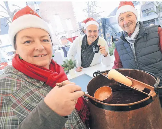  ?? FOTO: WOI ?? Auf dem Freithof fand jetzt der letzte Feierabend­markt des Jahres statt. Mit dabei waren Claudia und Leon Sztabelski und ihre Feuerzange­nbowle sowie Lars Faßbender (M.), der bei Neuss Marketing für die Organisati­on der Feierabend­märkte verantwort­lich zeichnet.