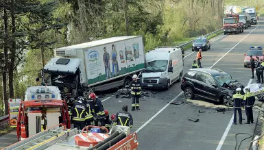  ??  ?? Sicurezza In alto un incidente in Valsugana dove perse la vita Giovanni Lenzi. Qui il comandante della Stradale Tognarelli