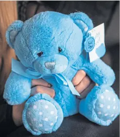  ?? Picture: Steve MacDougall. ?? Ashley Stevens with a teddy that was for her stillborn baby.