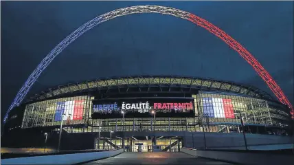  ?? FOTO: GETTY IMAGES ?? El arco de Wembley, con los colores de Francia Y el lema “libertad, igualdad, fraternida­d”, también en el estadio