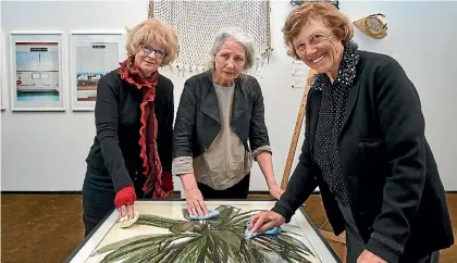  ?? JACK PENMAN ?? From left, artist Pamella Annsouth, Mahara Gallery director Janet Bayly, and gallery patron Lady Gillian Deane with Susan Skerman’s artwork Mountain Cabbage Tree.