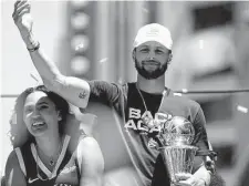  ?? Thearon W. Henderson/Getty Images ?? Stephen Curry and his wife, Ayesha, celebrate the star guard’s Finals MVP award during the Warriors’ victory parade Monday.