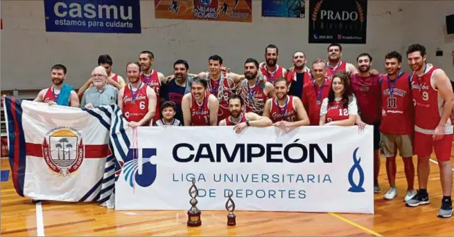  ?? ?? ¡Campeones! Guichón logró el título en la “A” y coronó una temporada espectacul­ar en el torneo de básquetbol de la Liga Universita­ria de Deportes.