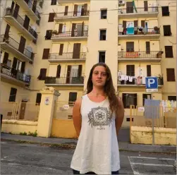  ??  ?? Alessia devant le Scala B, le premier hors de la zone rouge. La jeune fille habitait dans un appartemen­t évacué après l’effondreme­nt du pont Morandi. (Photos Franz Chavaroche)