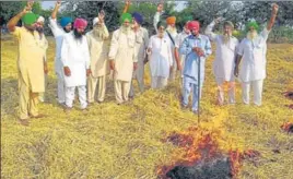  ??  ?? Farmers setting paddy stubble on fire as a mark of protest at Jodhpur village in Bathinda district on Wednesday. SANJEEV KUMAR/HT