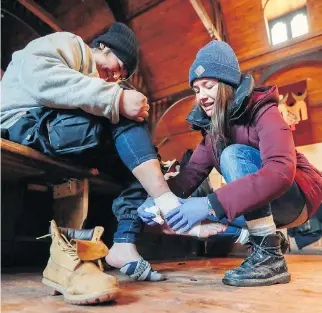  ?? JOHN MAHONEY FILES ?? ER nurse Margaux Pontoreau-Bazinet looks after Grace Blacksmith’s sprained ankle at the Open Door homeless shelter. Open Door will partner with McGill’s Community Health Nursing Project to teach nursing students how to handle homeless and other...