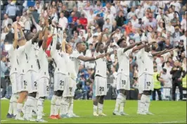  ?? ?? Los jugadores del Real Madrid celebran la victoria en el Clásico.