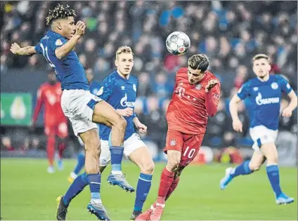  ?? FOTO: AP ?? Todibo y Coutinho, en un lance del partido
El central del Schalke rindió a buen nivel y el brasileño del Bayern lanzó un disparo al larguero